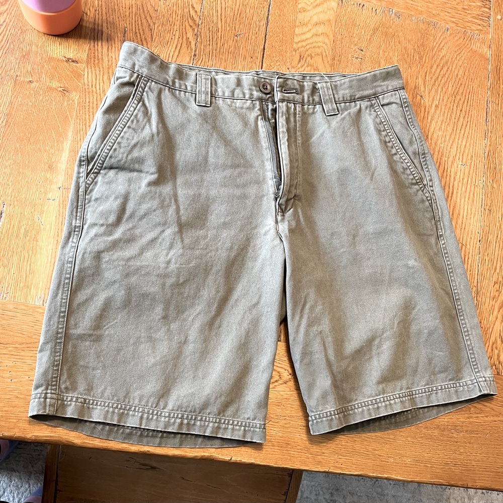 Calvin Klein men’s khaki flat front shorts, size 32.